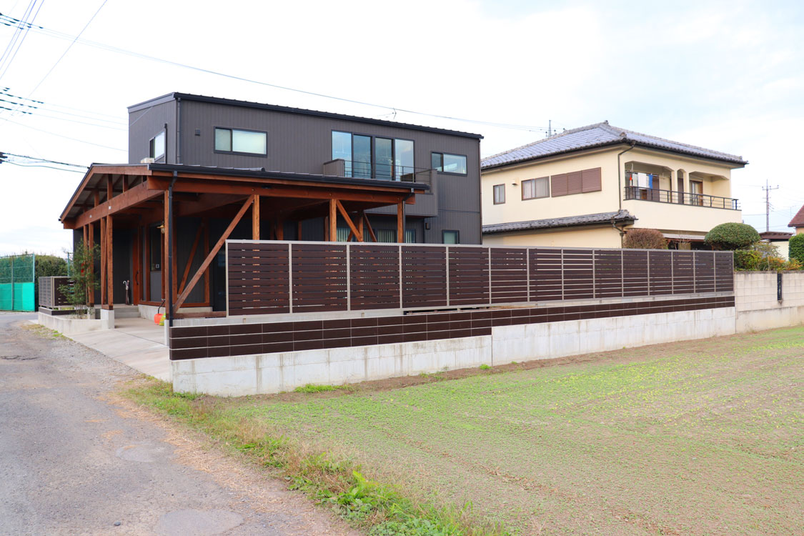 施工事例集 木目調の目隠しフェンス Grandesign 群馬県高崎市 ガーデン エクステリアのことなら 今井庭苑